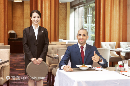 酒店服务餐厅服务员服务外国客人